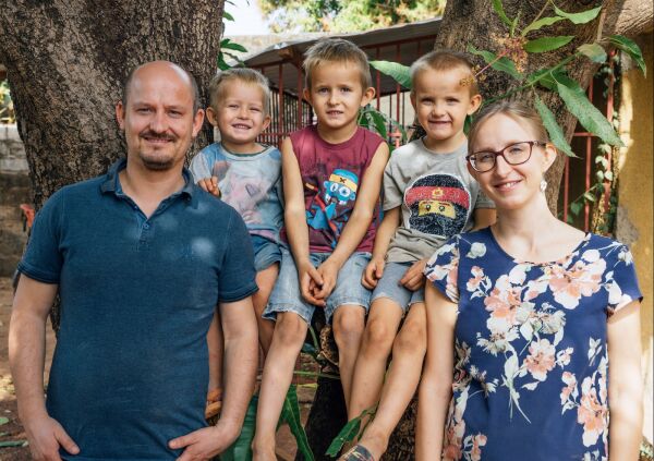 Misjonærfamilie i Senegal kom med siste fly til Europa