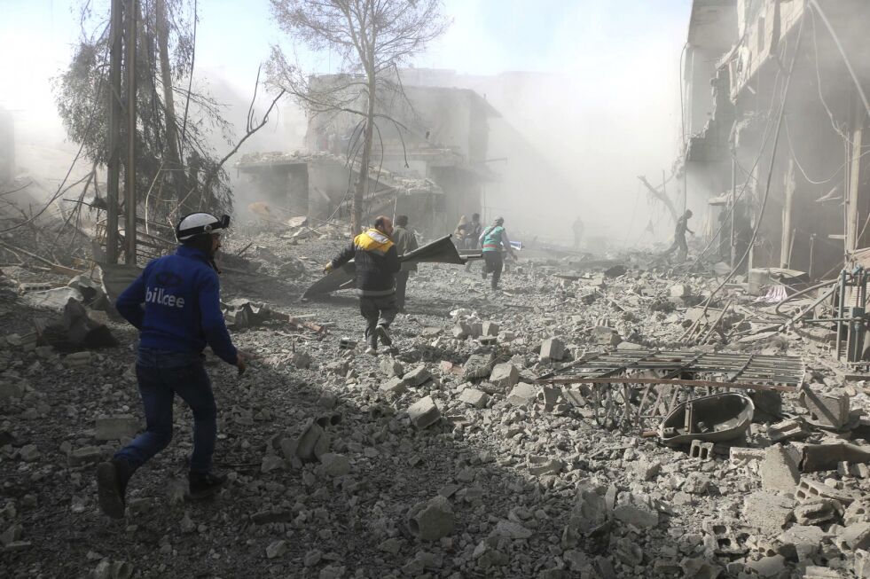 Et bilde offentliggjort av gruppa De hvite hjelmene i Syria. Bildet viser folk som prøver å hjelpe sårede i Øst-Ghouta, ifølge gruppa. Foto: AP/NTB scanpix