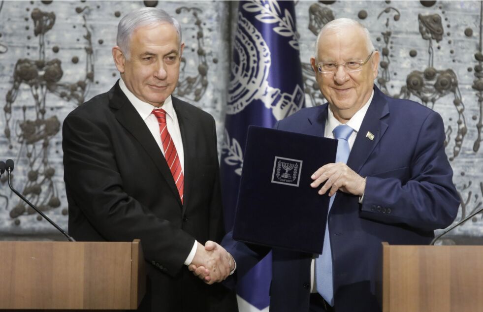 OPPDRAG: Benjamin Netanyahu fikk onsdag i oppdrag av president Reuven Rivlin å danne ny regjering. Han har foran seg uker med utfordrende forsøk på koalisjonsbygging.
 Foto: AP / NTB Scanpix