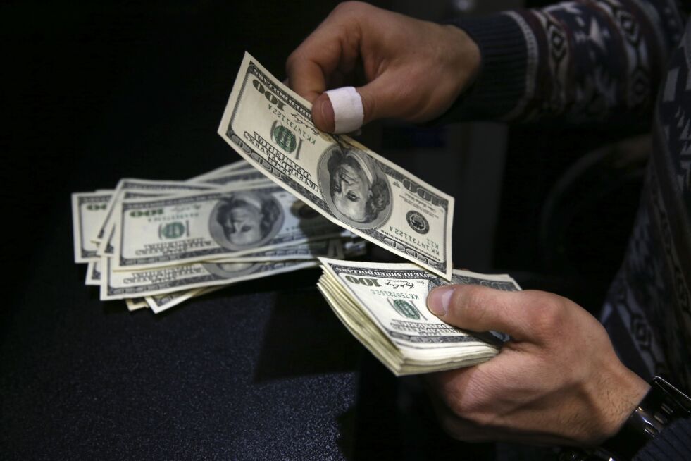 Iranerne får ikke lenger anledning til å kjøpe amerikanske dollar. Foto: AP / NTB scanpix