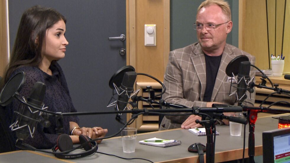 Fiskeriminister Per Sandberg og hans norsk-iranske kjæreste Bahareh Letnes i studio under intervju på Dagsnytt 18 i NRK fredag. Foto: NRK / NTB scanpix