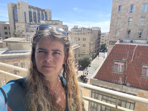 Trine er i Israel under alarmer og rakettangrep: – Håper vi får komme ut