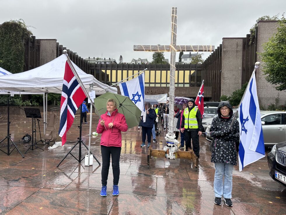 Gjengen står klar for å marsjere ut ifra Rådhusplassen.
 Foto: Daniel Haddal.