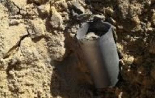 Rester av den ene av de to rakettene som ble avfyrt mot Israel 20. februar.
 Foto: Israelsk politi.