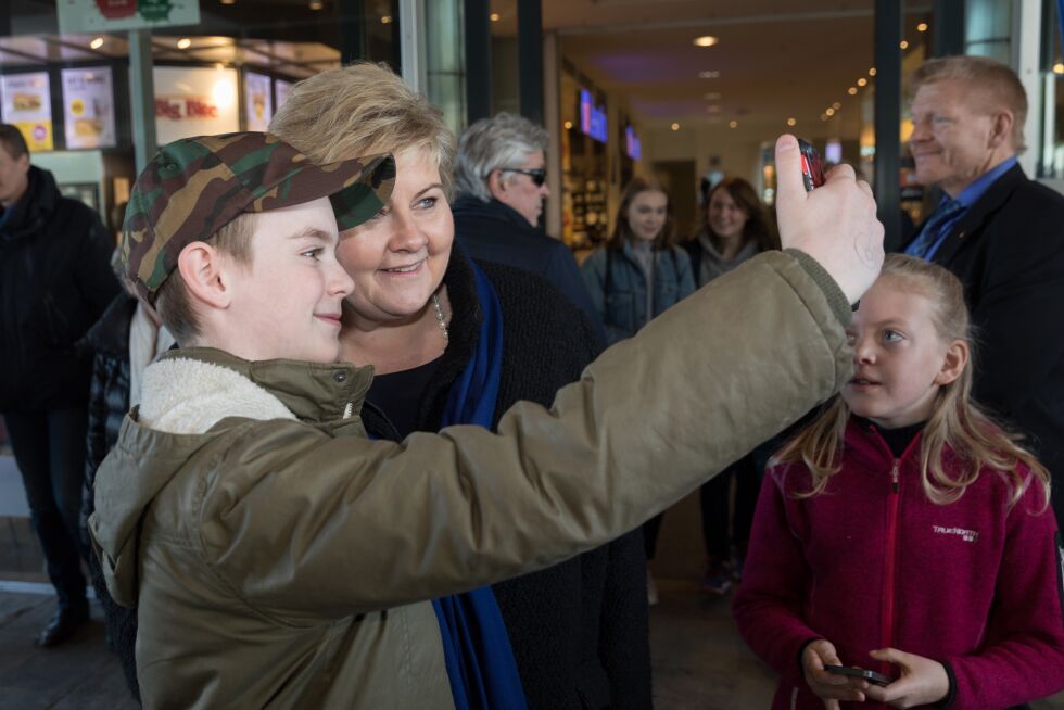 Statsminister og Høyre-leder Erna Solberg tar «selfie» med noen av de yngste på landsmøtehotellet på Gardermoen.
 Foto: Hans Kristian Thorbjørnsen, Høyre / Flickr.com.