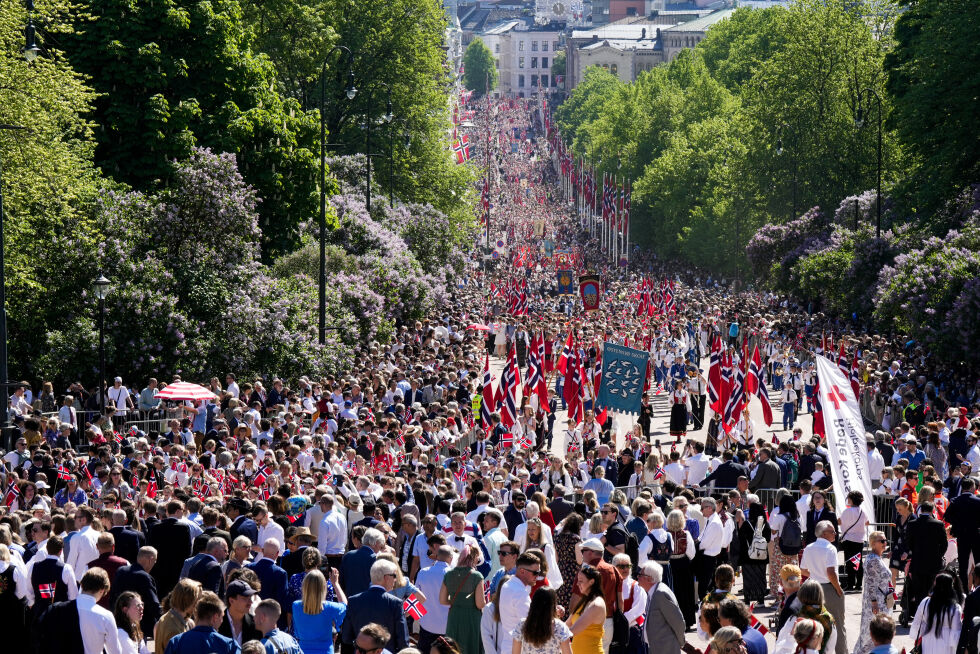 Barnetoget går opp Karl Johans gate under 17.mai-feiringen i Oslo.
 Foto: Heiko Junge / NTB