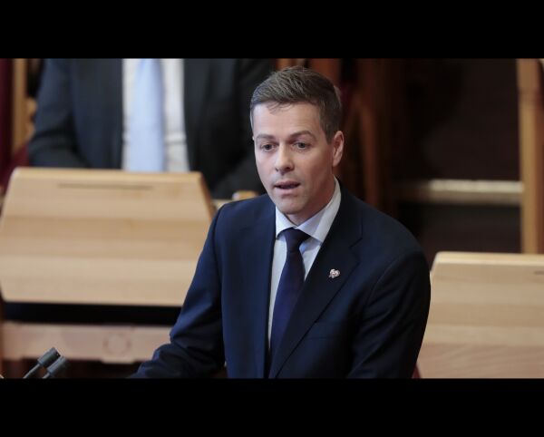 Hareide rekker ut en hånd til alle partier