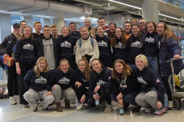 Her reiser 25 gråtende elever hjem til Norge