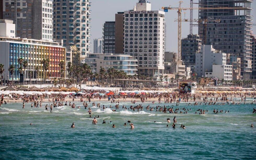Israelere og turister koser seg på stranden i Tel Aviv. Illustrasjonsbilde.
 Foto: Kobi Richter / TPS
