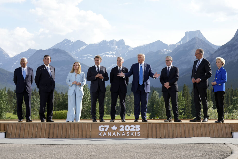 G7-lederne – fra venstre; EU-president Antonio Costa, Japans statsminister Shigeru Ishiba, Italias statsminister Giorgia Meloni, Frankrikes president Emmanuel Macron, Canadas statsminister Mark Carney, USAs president Donald Trump, Storbritannias statsminister Keir Starmer, Tysklands forbundskansler Friedrich Merz og EU-kommisjonens leder Ursula von der Leyen – kom natt til tirsdag norsk tid med en slutterklæring.
 Foto: Adrian Wyld / The Canadian Press / AP / NTB