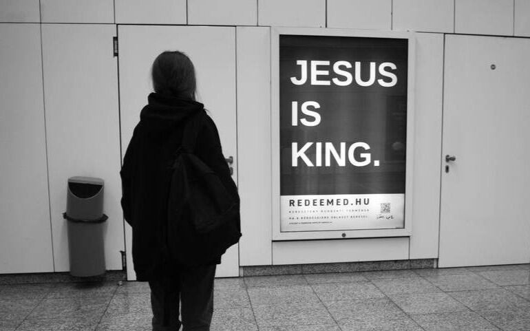 I evangeliseringskampanjen som pågår i Budapest skal mange skal ha tatt imot frelse. Det er reklameplakater med kristne budskap overalt i byen. Jesu navn blir sett av alle.
 Foto: iFeszt