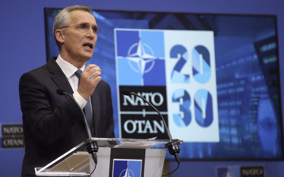 Generalsekretær Jens Stoltenberg vil ha et Nato som samarbeider på flere områder enn i dag og som har et betydelig større felles budsjett. Her fra mandagens pressekonferanse.
 Foto: Olivier Hoslet / NTB
