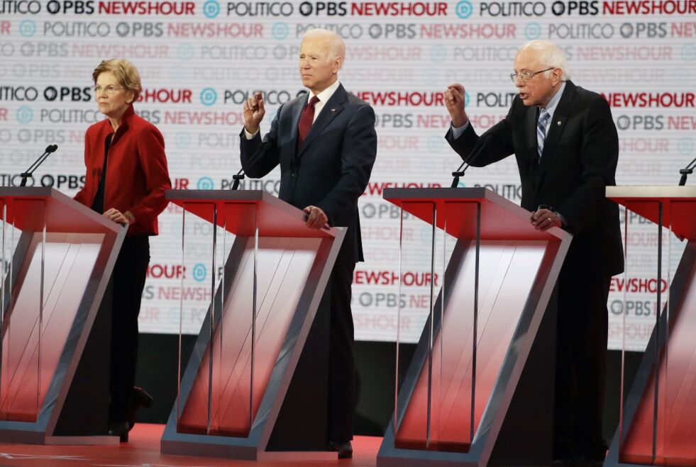 Stemningen har vært laber mellom Elizabeth Warren (til venstre) og Bernie Sanders (til høyre) før tirsdagens debatt i Iowa. I midten står Joe Biden.
 Foto: Chris Carlson / NTB scanpix