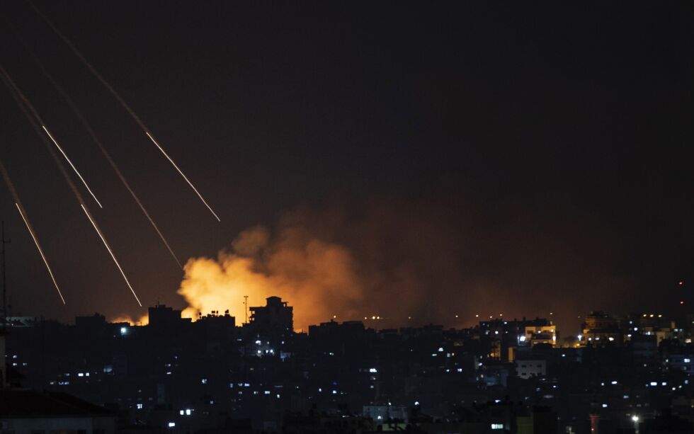 Det israelske forsvaret fortsetter å angripe Hamas-mål Gaza - og forsvare Israel mot stadig innkommende raketter og granater som skytes ut fra Gazastripen.
Foto: Khalil Hamra/AP/NTB