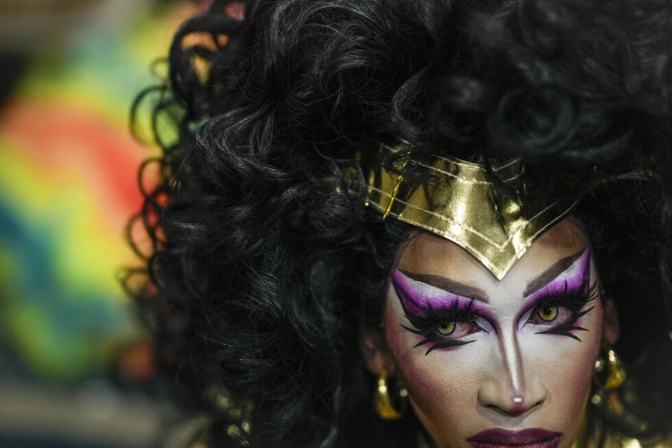 Illustrasjonsfoto: En deltaker forbereder seg til en drag queen-konkurranse, i Panama City, fredag ​​21. juni 2024.
 Foto: AP Photo/Matias Delacroix/NTB
