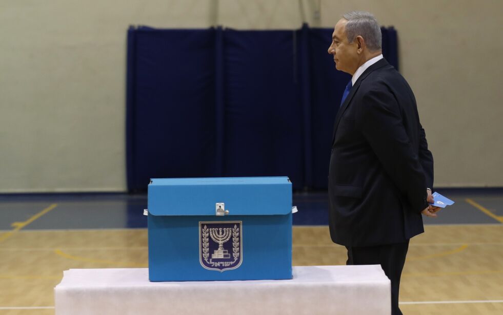 Statsminister Benjamin Netanyahu stemmer mandag morgen, for tredje gang på under ett år. Foto: Pool Photo via AP/NTB scanpix