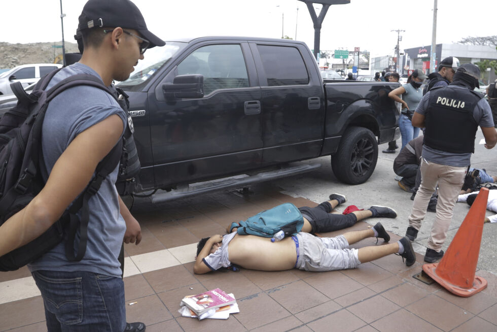 Menn anholdt av politiet etter at ansatte ved TC Television gjenkjente dem som en del av en gruppe menn som brøt seg inn i studioet deres under en direktesending i Guayaquil, Ecuador, tirsdag 9. januar 2024.
 Foto: AP Photo/Cesar Munoz/NTB.