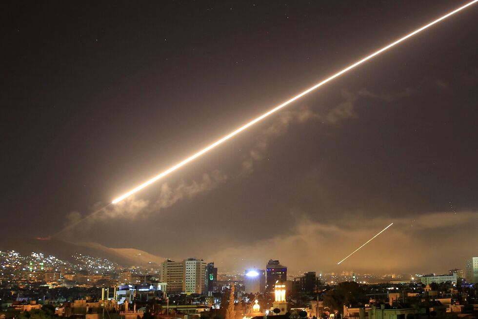 MISSIL: På arkivbildet avfyres en missil fra Damaskus i Syria. Illustrasjonsfoto: AP / NTB
