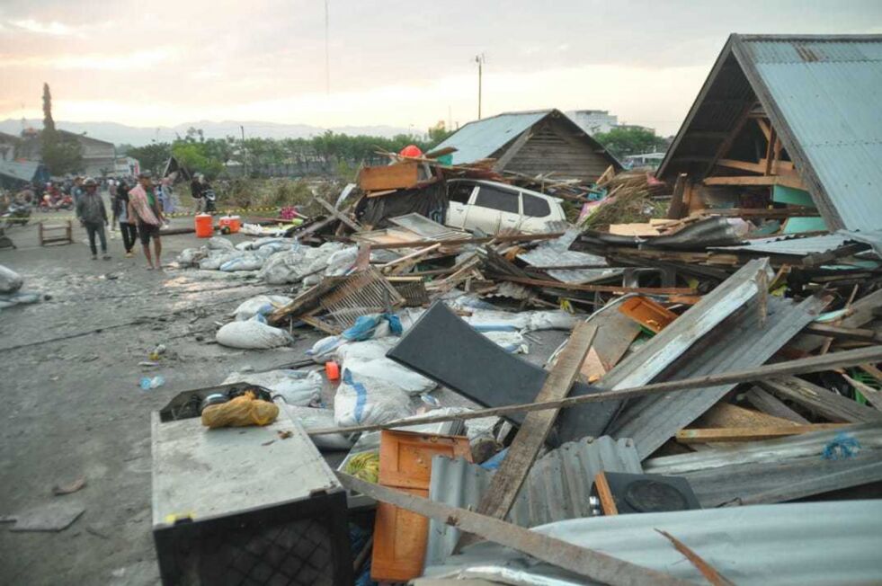 Det er store ødeleggelser på Sulawesi etter jordskjelvet og tsunamien som rammet øya fredag forrige uke. Fortsatt jobber redningsmannskaper på spreng for å finne overlevende i ruinene. Foto: AP / NTB scanpix
