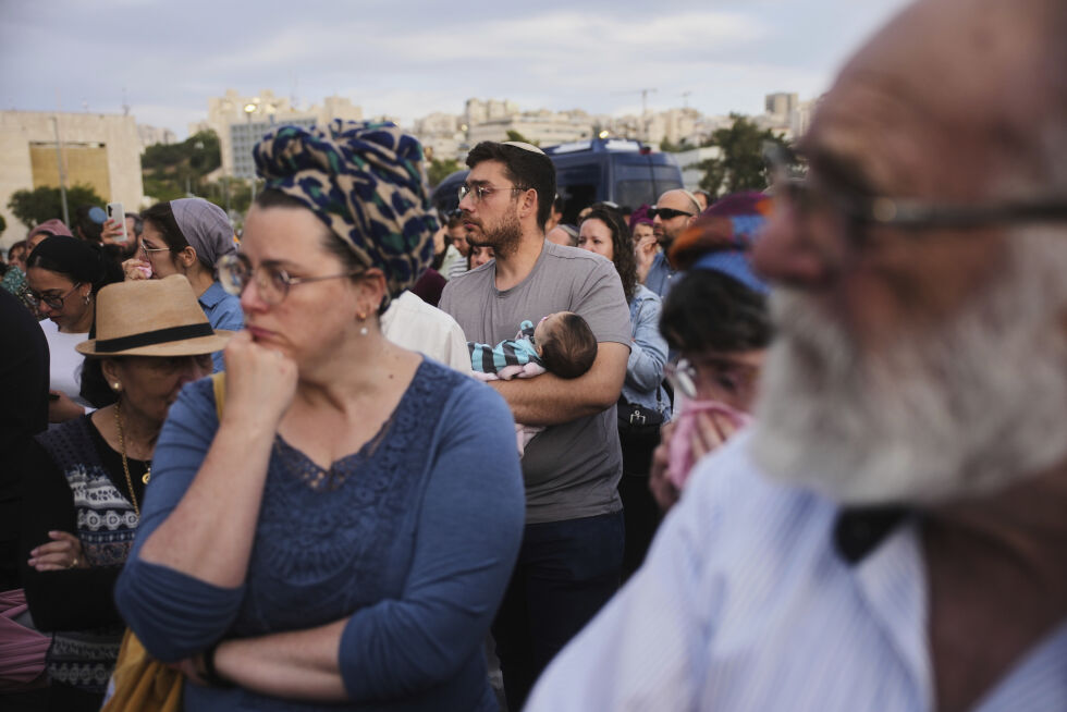 Torsdag var det begravelse for Tzeela Gez, en israeler som var på vei for å føde babyen sin da hun ble skutt og drept av en palestina-arabisk bevæpnet mann.
 Foto: NTB/AP/Ohad Zwigenberg