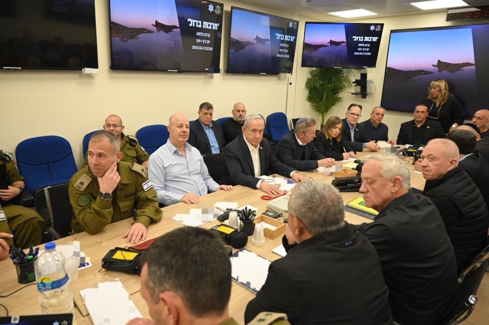 Statsminister Benjamin Netanyahu og Israels krigskabinett på det militære hovedkvarteret i Tel Aviv.
 Foto: GPO