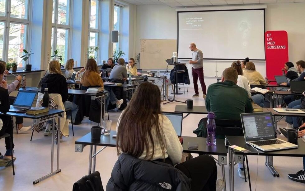 Rektor ved Bibelskolen Substans i Bergen tror og håper på at det kommende skoleåret skal bli så normalt som mulig. Så langt har 14 personer bekreftet sin plass på bibelskolen. Bilde fra klasserommet på skolen.
 Foto: Ruth Tonje Skum Edvardsen