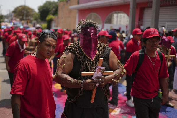 Kjetting og kaktusstikk er del av påskefeiringen i Mexico