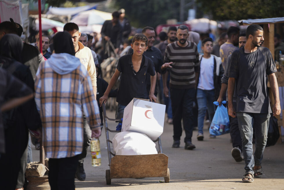 En ungdom med varer fra hjelpesendinger i Gaza 13. november 2024.
 Foto: NTB / AP / Abdel Kareem Hana