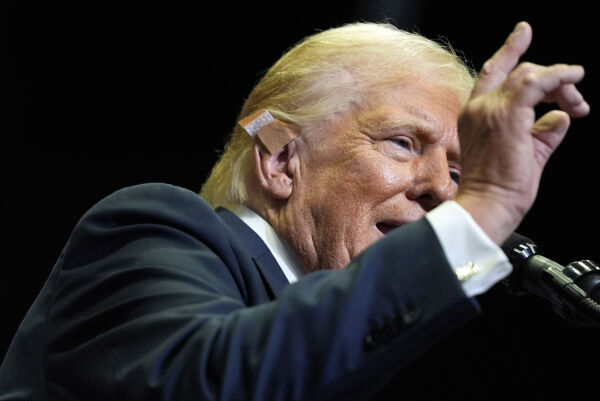 Trump fikk to centimeter langt sår fra attentatmannens kule