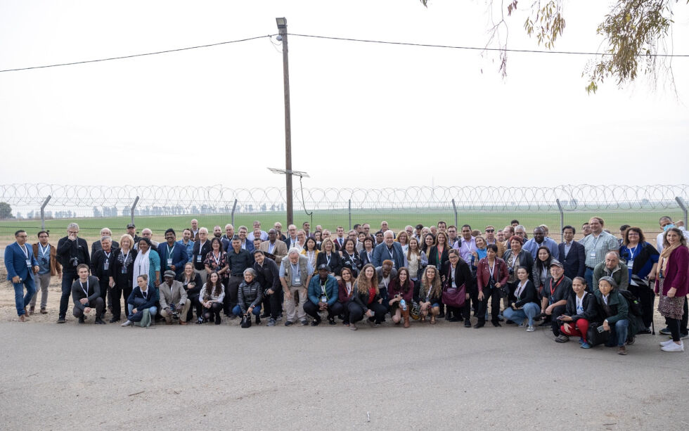 Deltakerne på Christian Media Summit samlet ved grensen til Gaza.
 Foto: Government Press Office (GPO)
