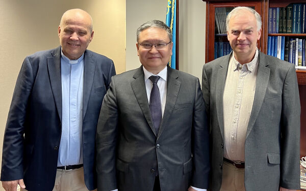 Leder av Bønnelista, Jo Hedberg, intervjuet i Kasakhstans ambassade