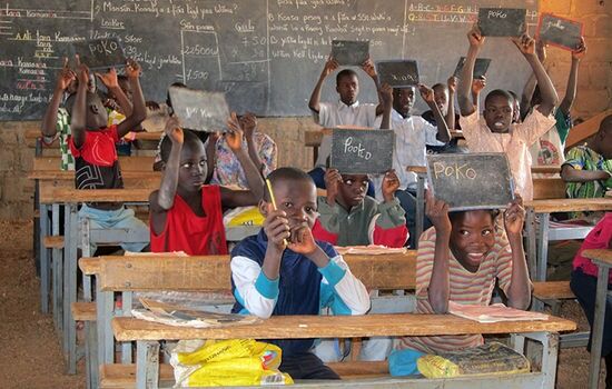 STENGT: På grunn av spredning av Koronaviruset i Burkina Faso har Stømmestiftelsen stengt sine «Speed schools» – hurtigskoler for barn og unge som har falt ut av eller ikke fått begynt på skolen. Nå frykter de katastrofale følger for de fattigste i landet.
 Foto: Strømmestiftelsen