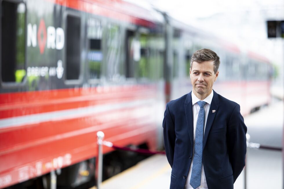 Samferdselsminister Knut Arild Hareide (KrF) vil innføre nasjonale togbilletter lignende interrail i Norge for å få flere til å velge miljøvennlig.
 Foto: Tore Meek / NTB