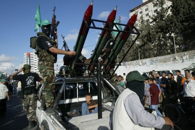 Hamas-terrorister viser frem raketter under en parade i Gaza by. Illustrasjonsfoto.
 Foto: IDF