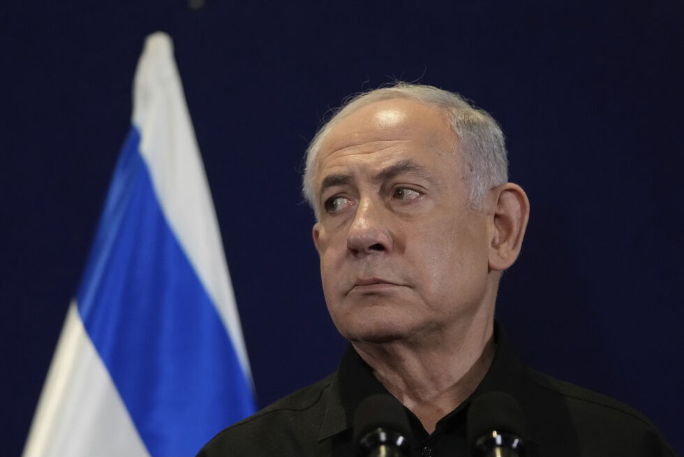 Israels statsminister Benjamin Netanyahu kritiserer kvinnerettighetsorganisasjoner over deres taushet til de israelske kvinnene som ble voldtatt, lemlestet og drept av terroristene i Hamas.
 Foto: Maya Alleruzzo/AP/NTB