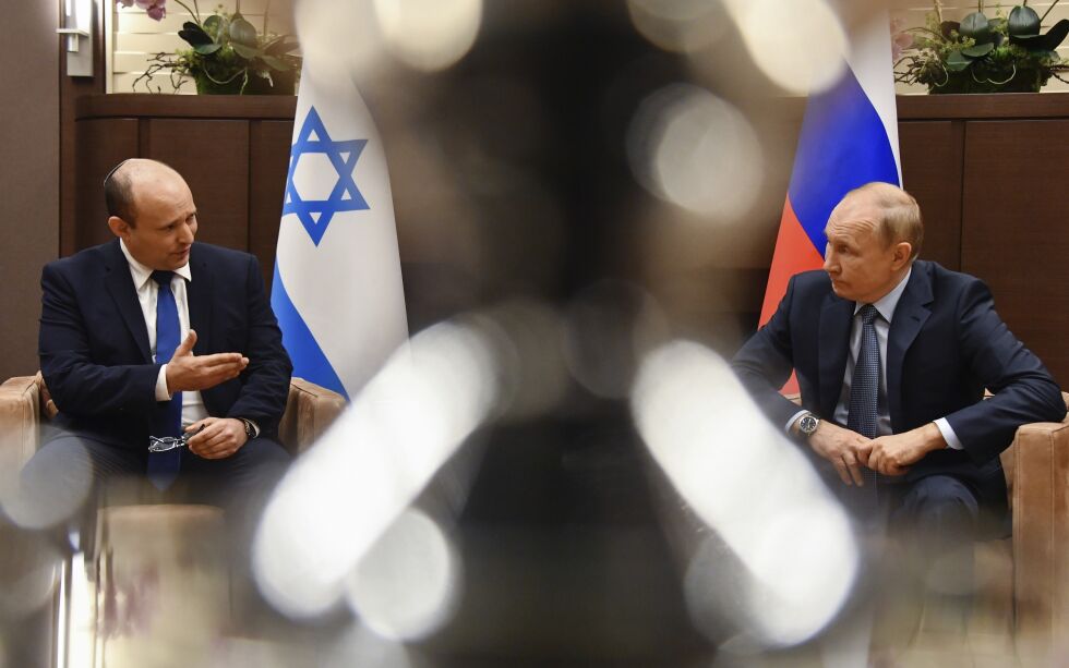 Israels statsminister Naftali Bennett (til venstre) og Russlands president Vladimir Putin på et arkivbilde fra oktober 2021.
 Foto: Evgeny Biyatov, Sputnik, Kremlin / AP / NTB)
