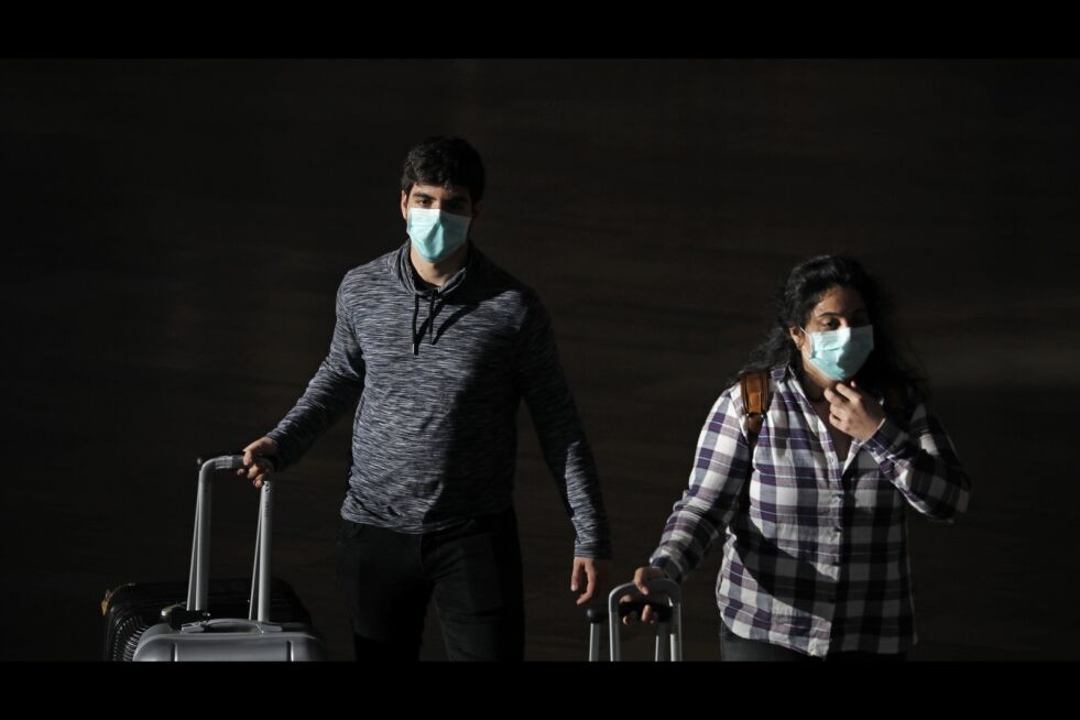 Passasjerer må bruke masker for å beskytte seg mot coronavirus på Ben Gurion flyplass i Tel Aviv.
 Foto: Ariel Schalit/NTB Scanpix