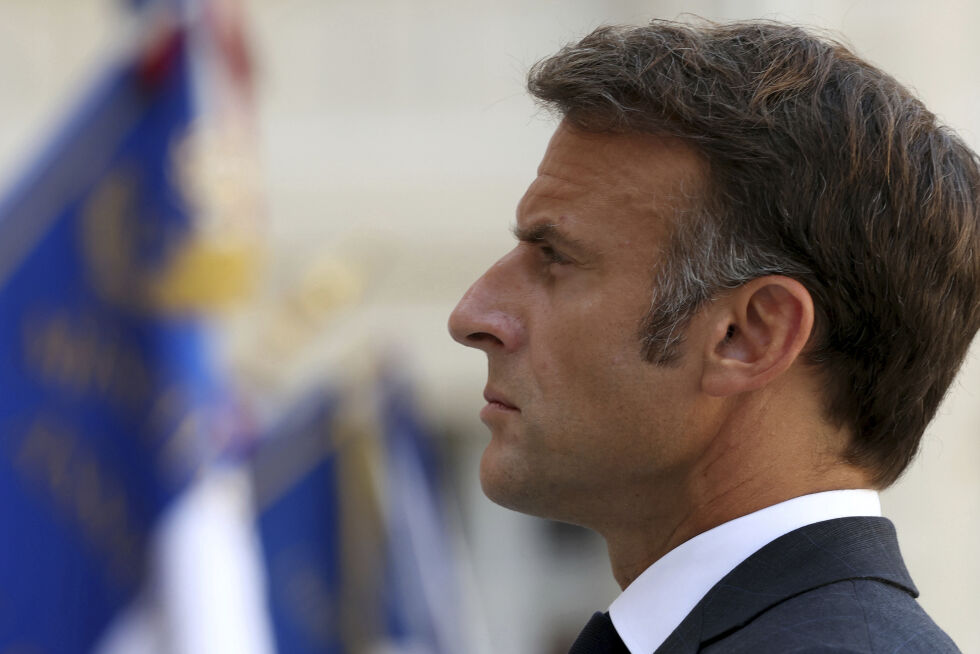 President Emmanuel Macron kaller ildspåsettelsen ved en synagoge i La Grande-Motte lørdag for en terrorhandling.
 Foto: Alain Jocard / AP / NTB