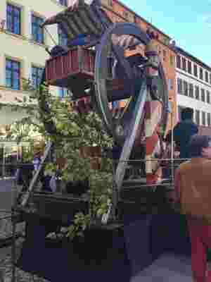 Folk strømmer til evangeliefesten i Wittenberg
