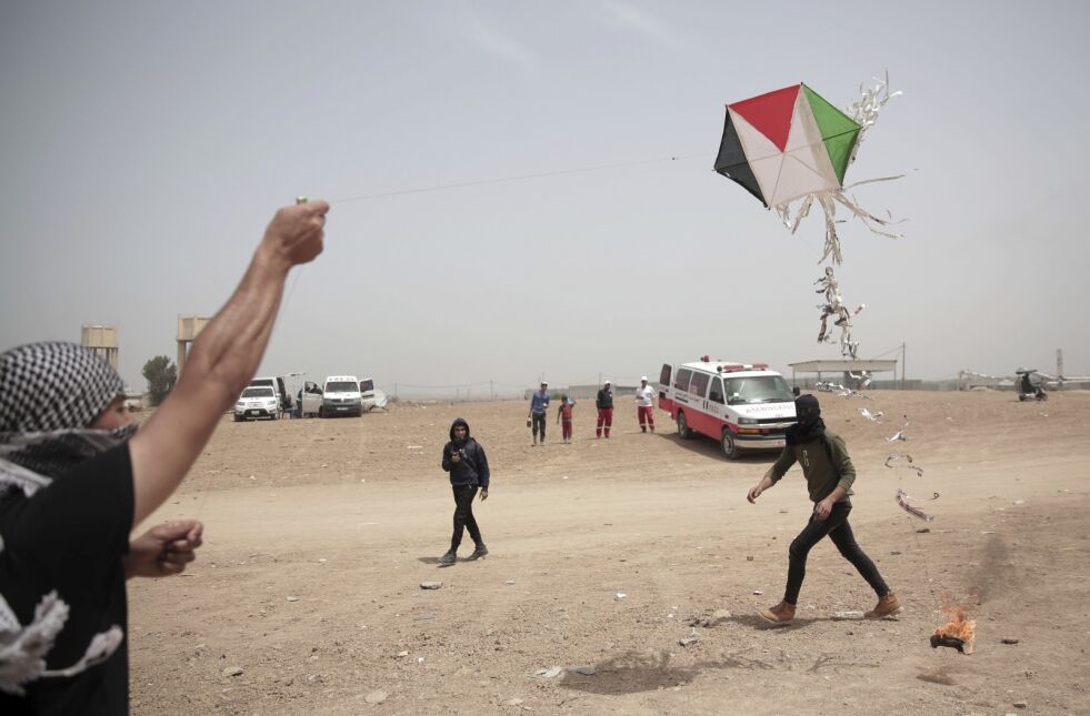 TERRORDRAGE: End rage utstyrt med brannbombe sendes av sted fra Gaza mot Israel.
 Foto: AP / NTB Scanpix