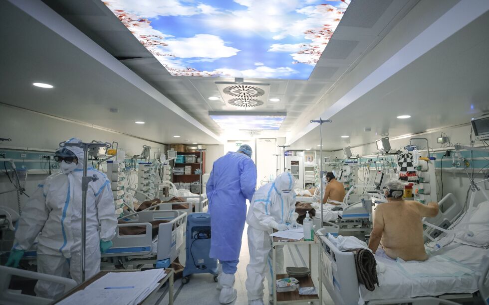 Det blir jobbet på spreng på et overfylt sykehus i Bucuresti i Romania.
 Foto: Andreea Alexandru / AP / NTB