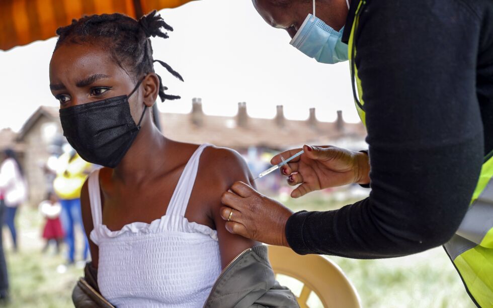 En kvinne i Nairobi i Kenya får Astra Zenica-vaksine tidligere denne måneden. Knappheten på vaksiner er stor i Afrika, og programmet for vaksinedeling får kritikk for ikke å ha levert etter planen.
 Foto: Brian Inganga/NTB