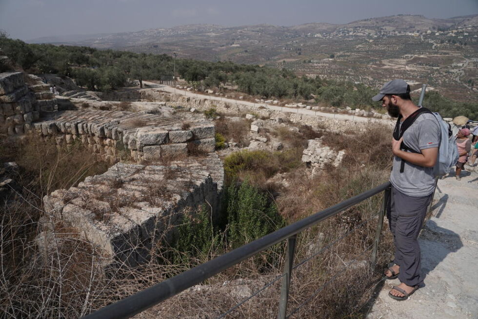Samaria: Ein turist på vitjing i 
Sebastia nasjonalpark.
 Foto: Hillel Maeir/TPS