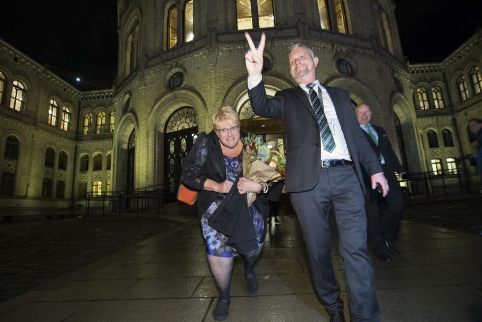 Venstre-leder Trine Skei Grande og pressesjef Jan-Christian Kolstø gleder seg over valgresultatet og var i godt humør da de forlot Stortinget etter partilederdebatten i vandrehallen natt til tirsdag. Foto: Heiko Junge / NTB scanpix