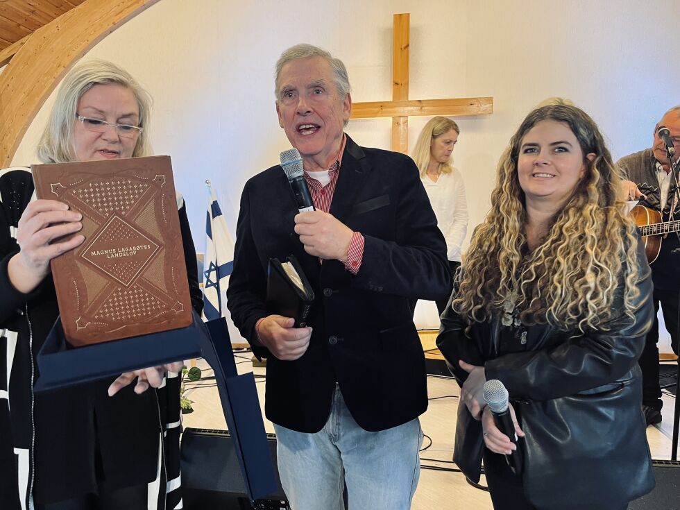 LOVBOK: Norge IDAG med Anita A. Sæle, Finn Jarle Sæle og Trine Overå Hansen i spissen har sikret seg et eksemplar av Magnus Lagabøtes Landslov som i år har 750-årsjubileum.
 Foto: Rune Hansen