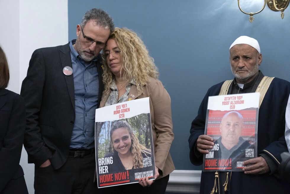 Romi Gonen skal slippes fri i dag. I februar deltok foreldrene hennes og andre pårørende til gislene i Gaza på en pressekonferanse i Washington.
 Foto: NTB / AP / Jose Luis Magana