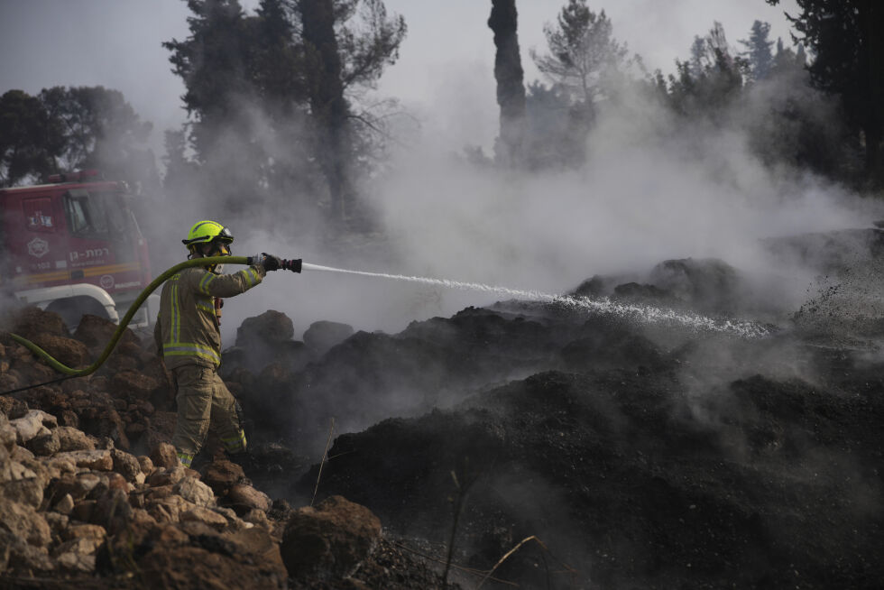 En israelsk brannmann kjemper mot en skogbrann nær Latrun, Israel, utenfor Jerusalem, torsdag 1. mai 2025.
 Foto: NTB/AP/Ohad Zwigenberg
