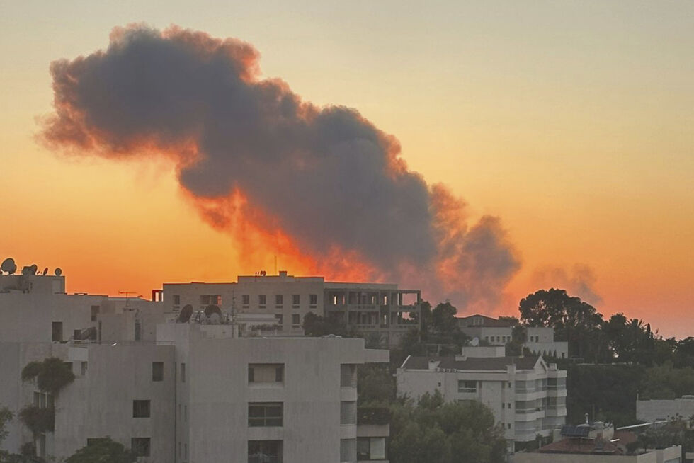 Kraftig røyk steg fredag kveld opp fra den sørlige delen av Beirut, der Israel gjennomførte flere angrep mot det de hevder var Hizbollahs militære hovedkvarter.
 Foto: AP / NTB