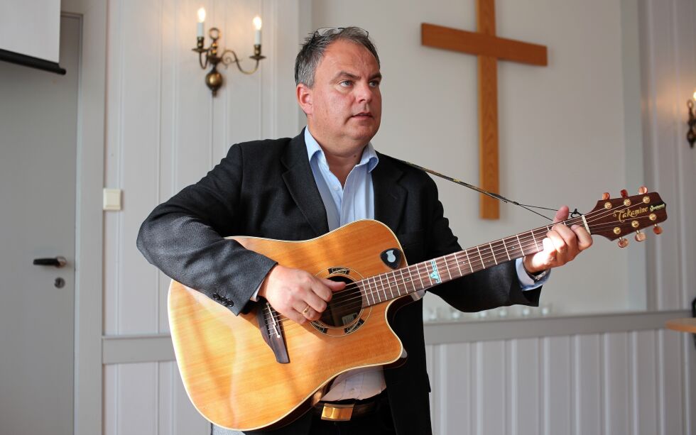 Gitaren kommer ofte fram på møtene, og Per Tveten ser på sangen som en utvidelse av evangelisttjenesten.
 Foto: Agnar Mostad