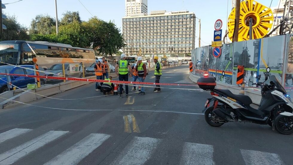 Politi og ingeniører inspiserer et synkehull i Tel Aviv i 2022. Torsdag oppstod et nytt synkehull i veibanen i Tel Aviv.
 Foto: Tazpit Press Service/Israelsk politi